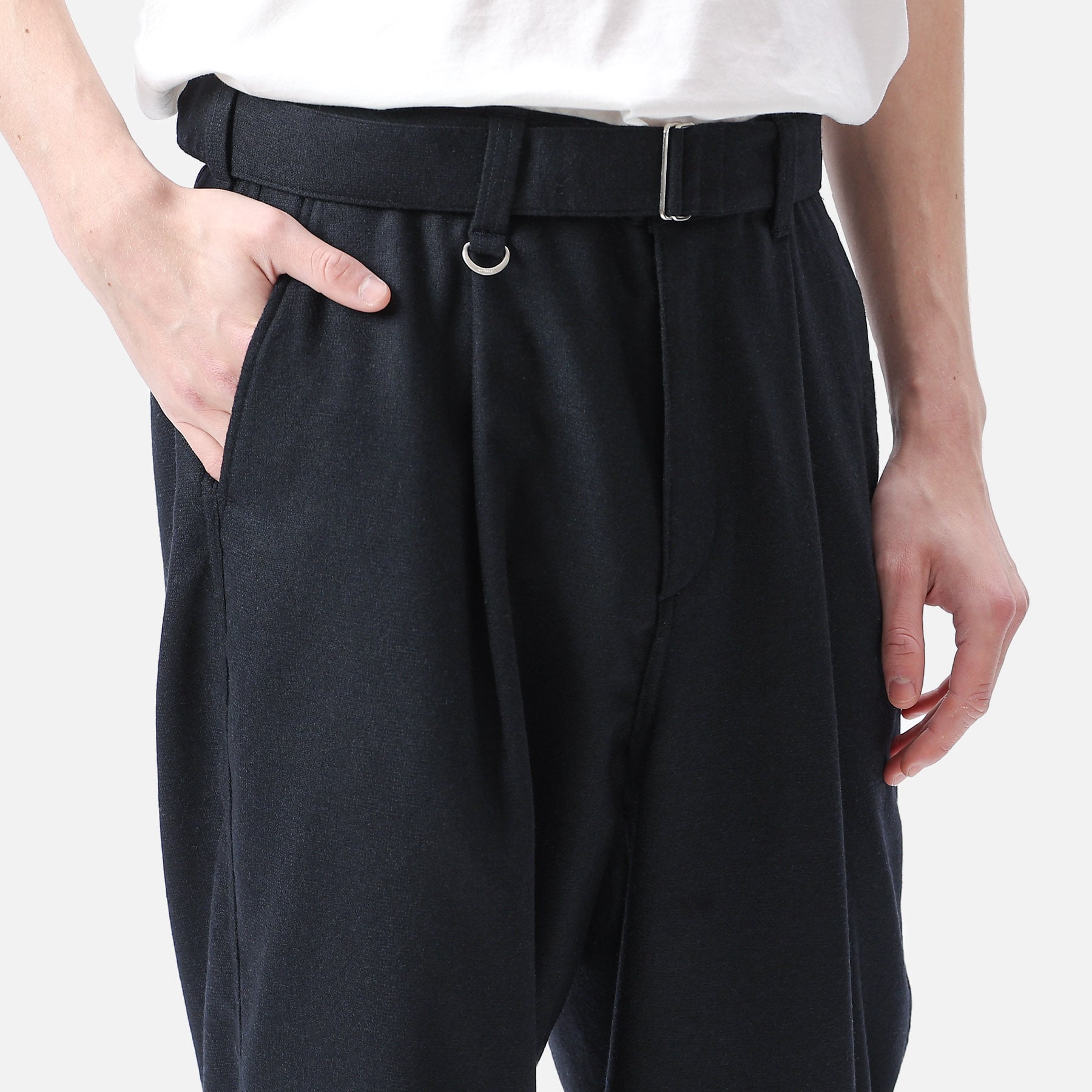 SOPH. | HOME SPUN WIDE BELTED BAGGY TUCK TAPERED PANTS(M NAVY):