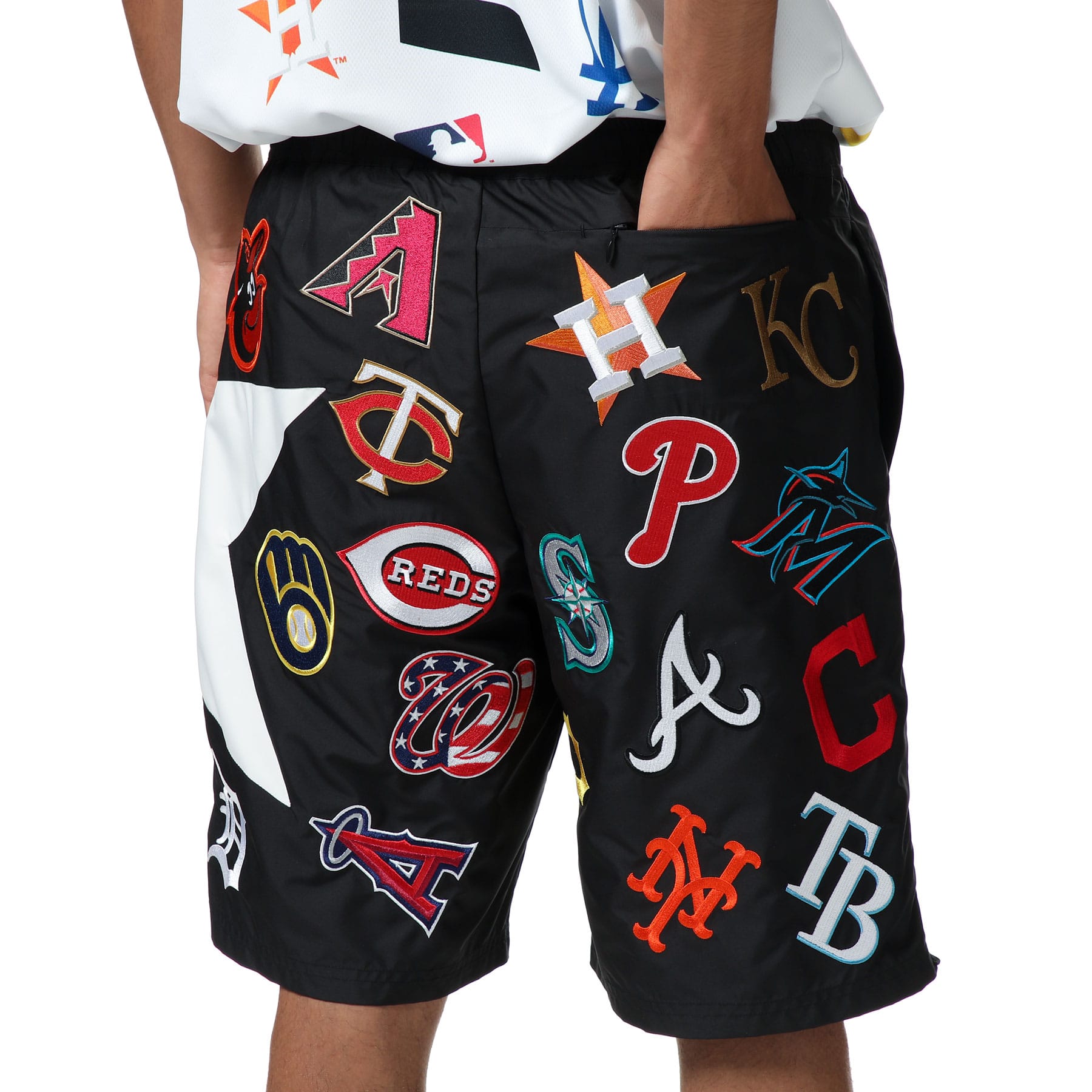 ブリヤンテス・レッド FCRB MLB TOUR ALL TEAM BIG STAR SHORTS M